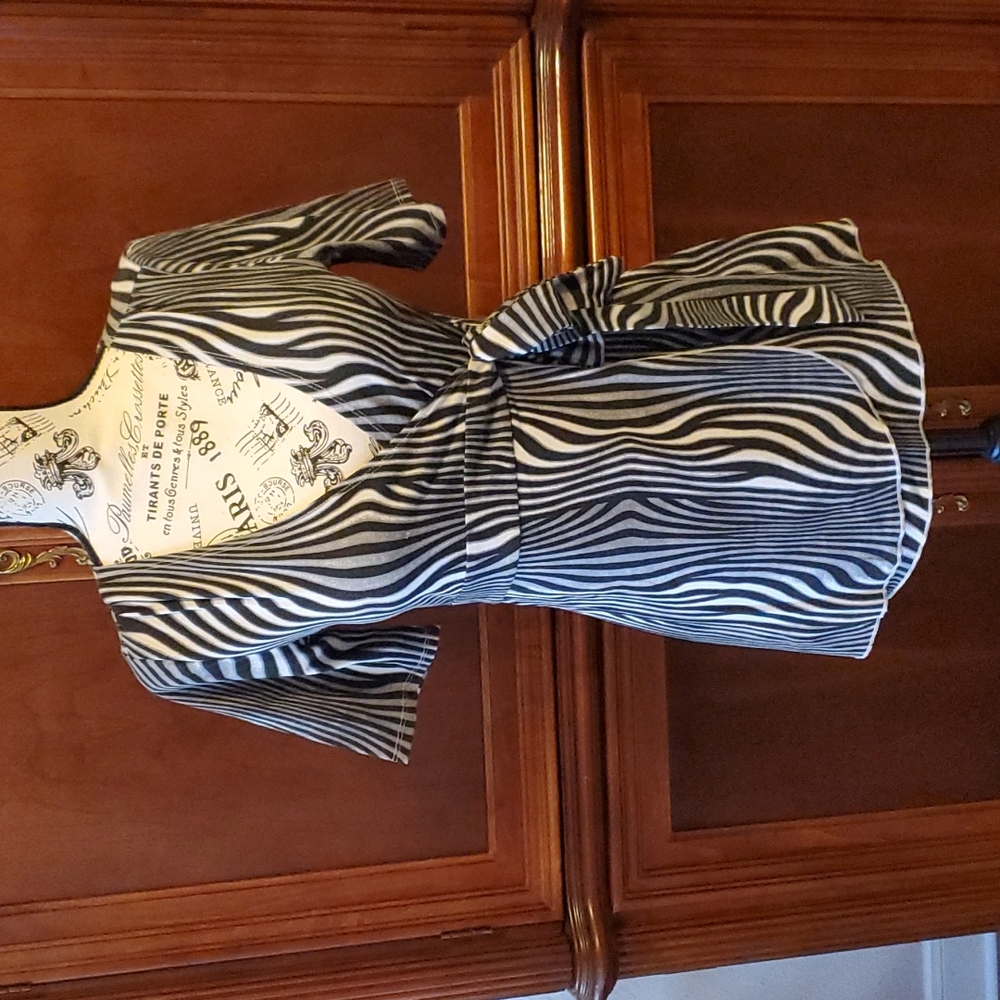 Adorable striped top - Picture 1 of 3